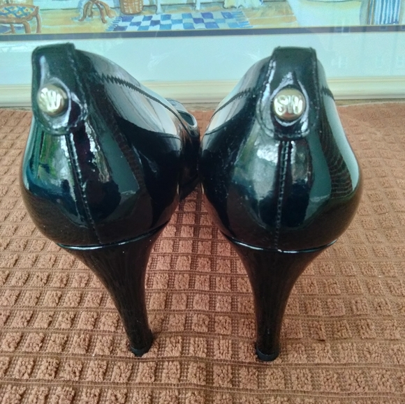 Stuart Weitzman Open Toed Patent Leather Pumps. Size 8M. Very Good Condition. - Picture 4 of 9